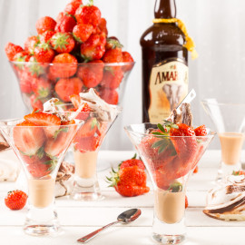 Maränger & jordgubbar med Amarula Cream | Foto: Michael Krantz