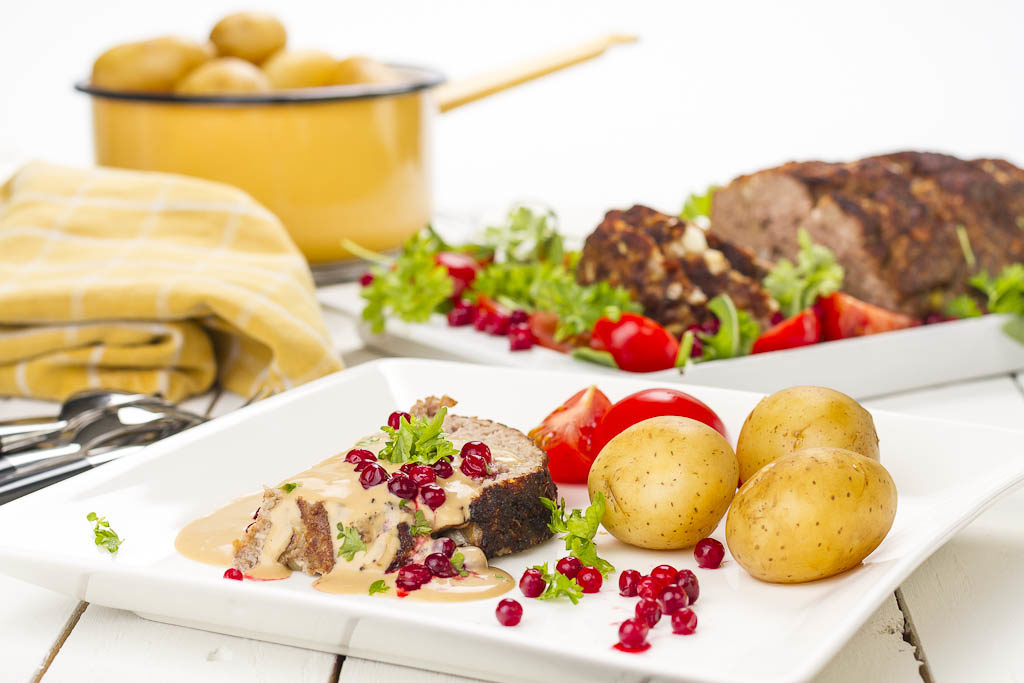 Köttfärslimpa, gräddsås, potatis & lingonsylt